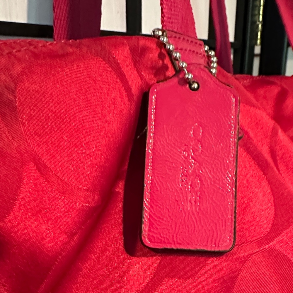 Coach Satin Logo XL Red Packable NY Weekend Tote with Removable Pouch Pre-Owned - Picture 3 of 15
